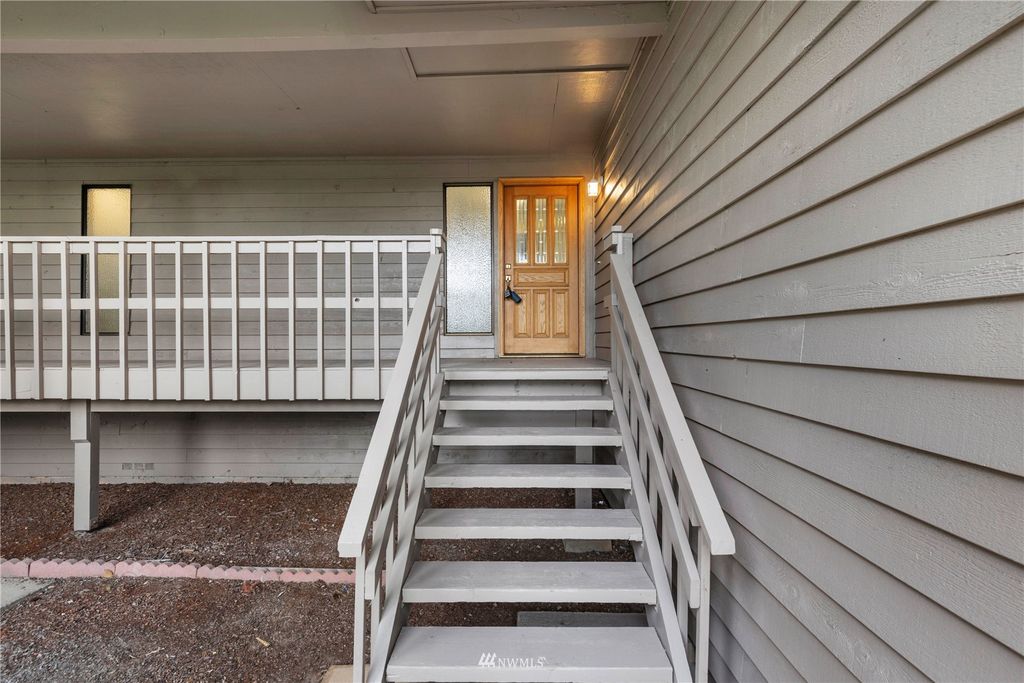 Photo of 512 S 31st Street, Renton, WA 98055 (MLS # 1926866)