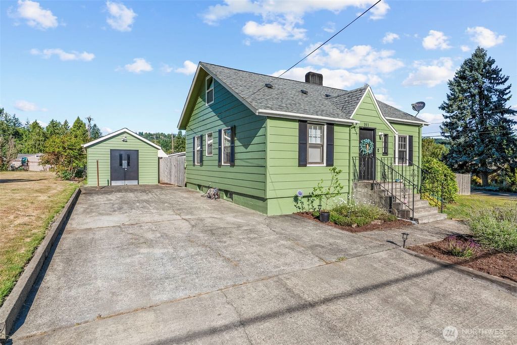 Photo of 181 Beacon Hill Drive, Longview, WA 98632 (MLS # 2487148)