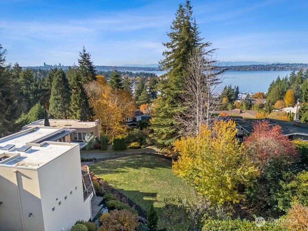 Photo of 104 XX NE 47th Place, Kirkland, WA 98033 (MLS # 2458602)