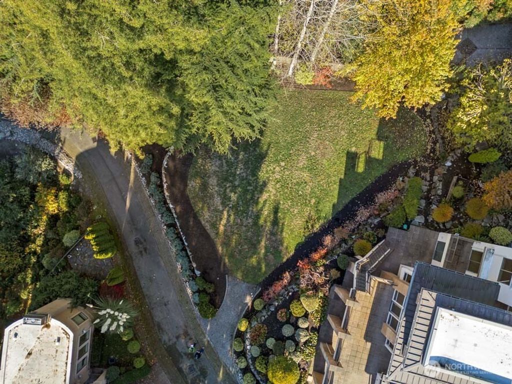 Photo of 104 XX NE 47th Place, Kirkland, WA 98033 (MLS # 2458602)