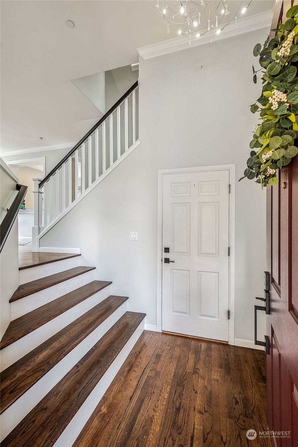 Photo of 101 Sunset Court NW, Issaquah, WA 98027 (MLS # 2231944)