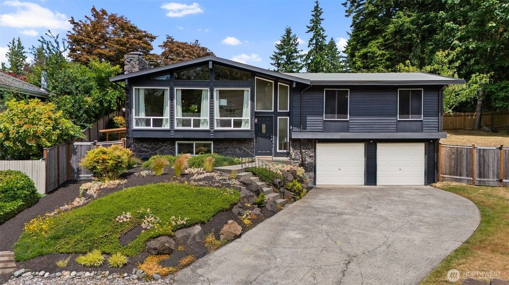 Photo of 2012 SE 18th Court, Renton, WA 98055 (MLS # 2409238)