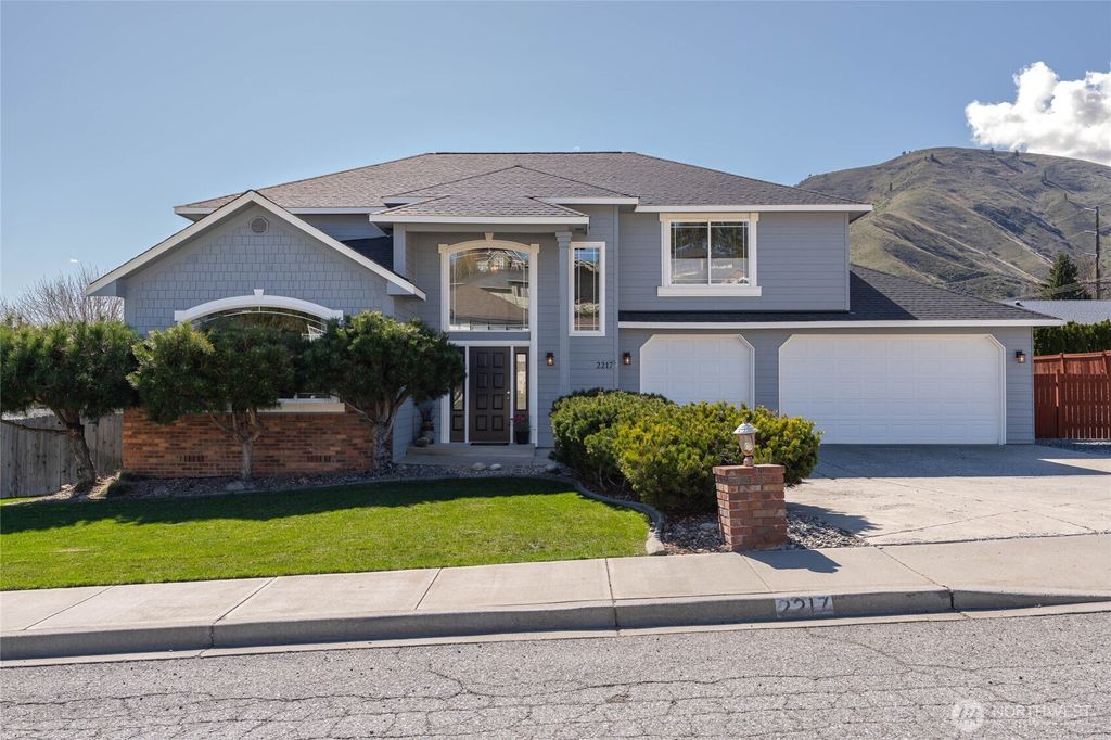Photo of 2217 Michael Brooke, Wenatchee, WA 98801 (MLS # 2499495)