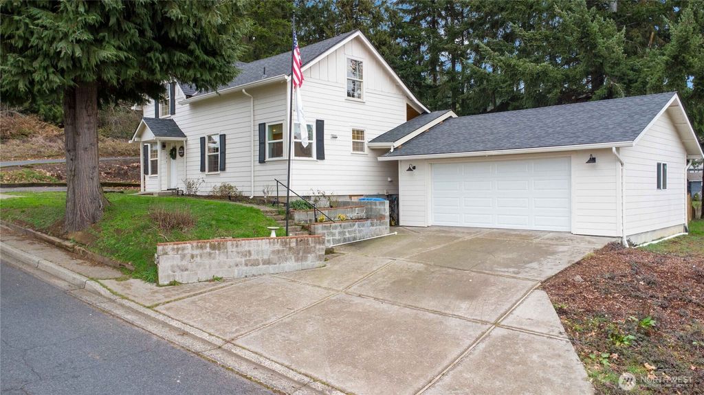 Photo of 2405 Sunrise Street, Kelso, WA 98626 (MLS # 2478522)