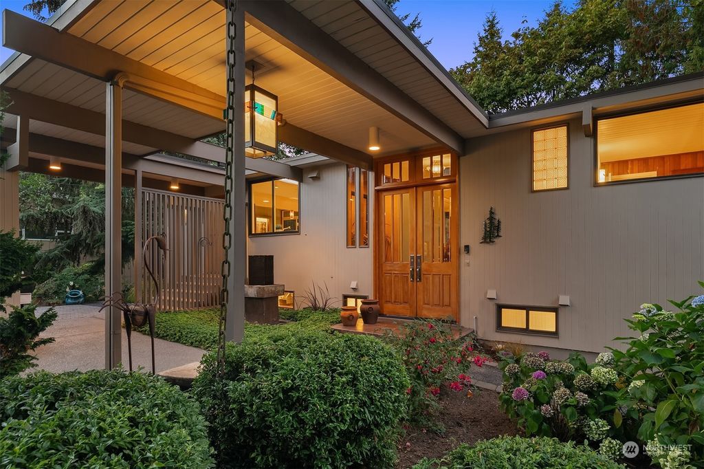 Photo of 1130 SW Normandy Terrace, Normandy Park, WA 98166 (MLS # 2005752)