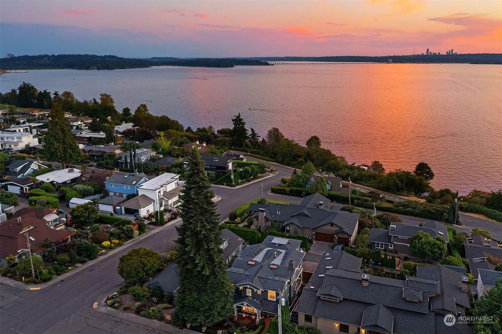 Photo of 405 8th Avenue W, Kirkland, WA 98033 (MLS # 2320188)