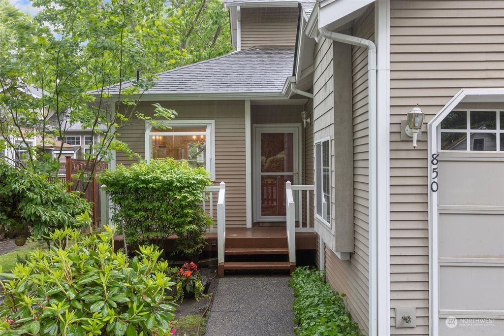 Photo of 850 5th Avenue NW, Issaquah, WA 98027 (MLS # 2241031)