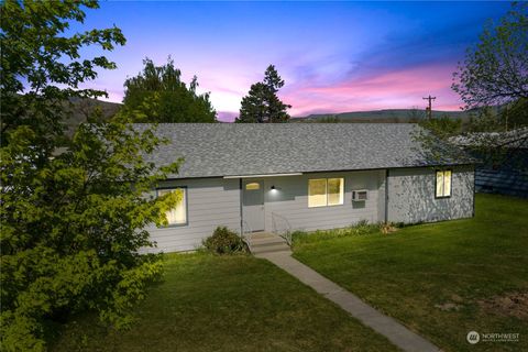 Photo of 1805 Raymond Avenue, Bridgeport, WA 98813 (MLS # 2051669)