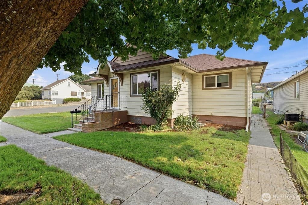 Photo of 15 NW Cole AVE, Wilbur, WA 99185 (MLS # 2564391)