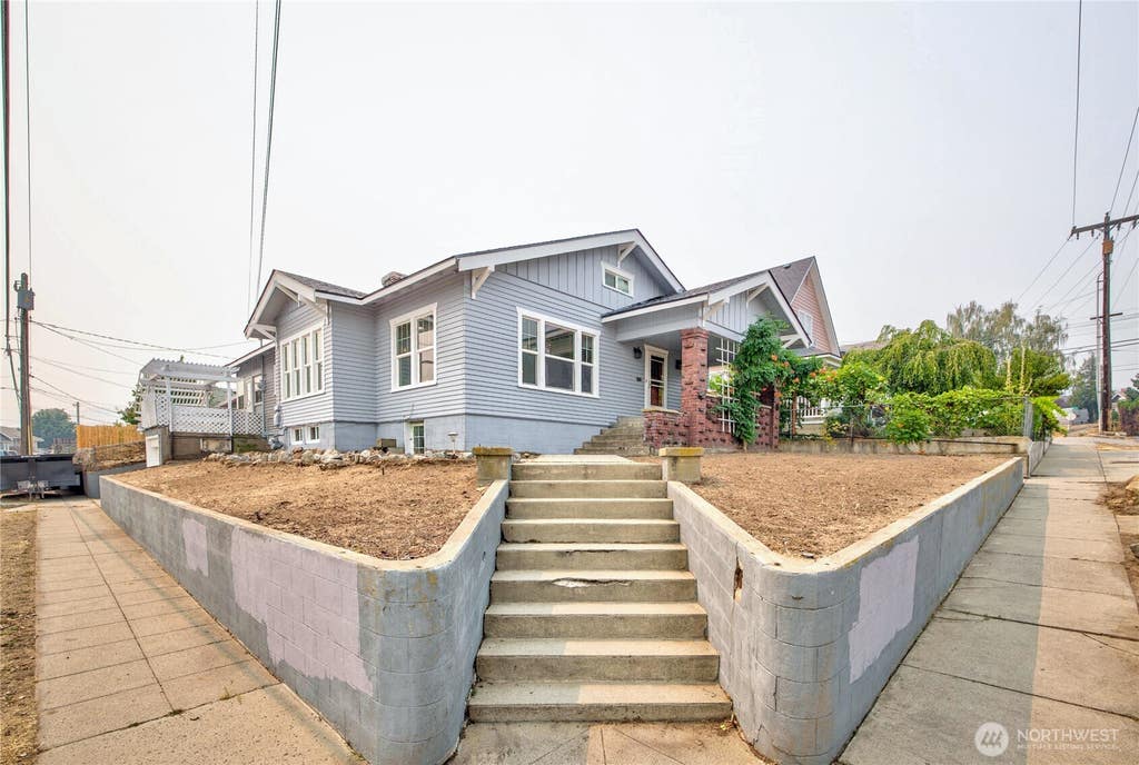 Photo of 423 Kittitas Street, Wenatchee, WA 98801 (MLS # 2563724)