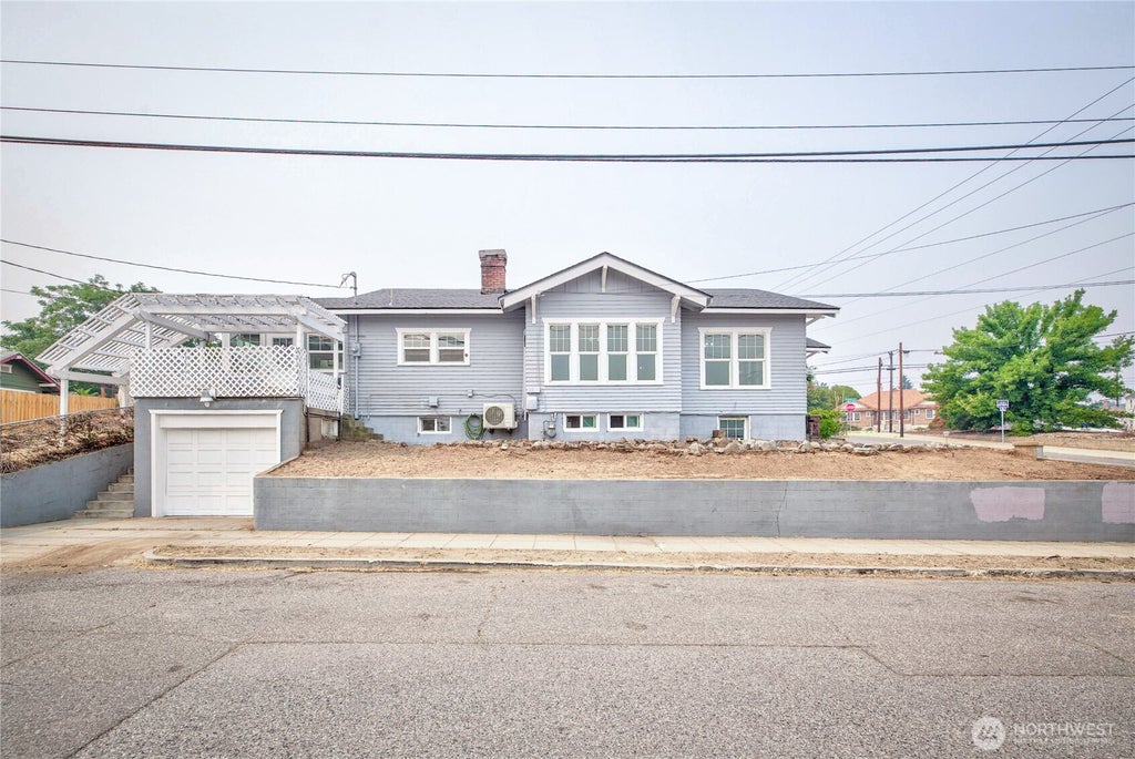Photo of 423 Kittitas Street, Wenatchee, WA 98801 (MLS # 2563724)