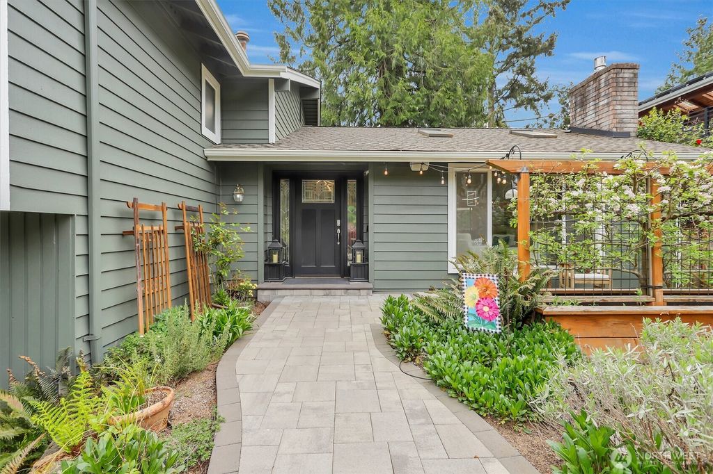 Photo of 2212 186th Avenue NE, Redmond, WA 98052 (MLS # 2507031)