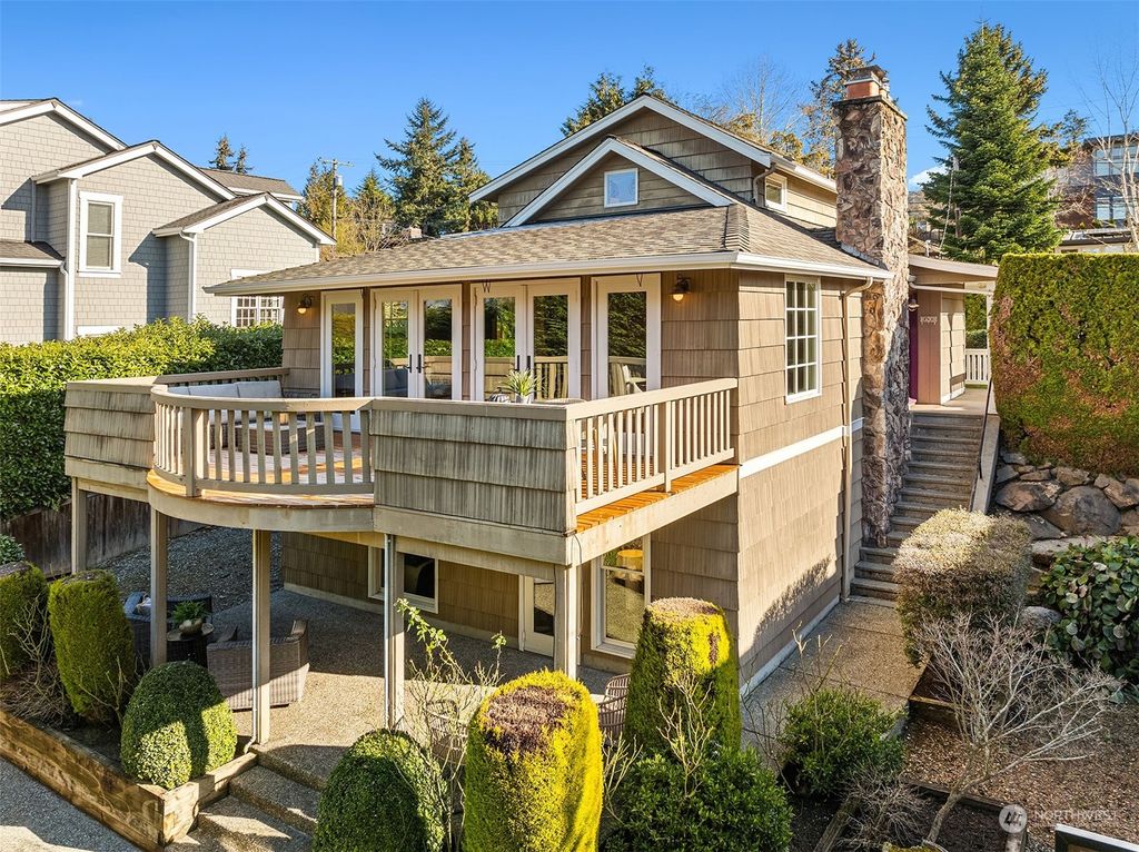 Photo of 2447 64th Avenue SE, Mercer Island, WA 98040 (MLS # 2328455)