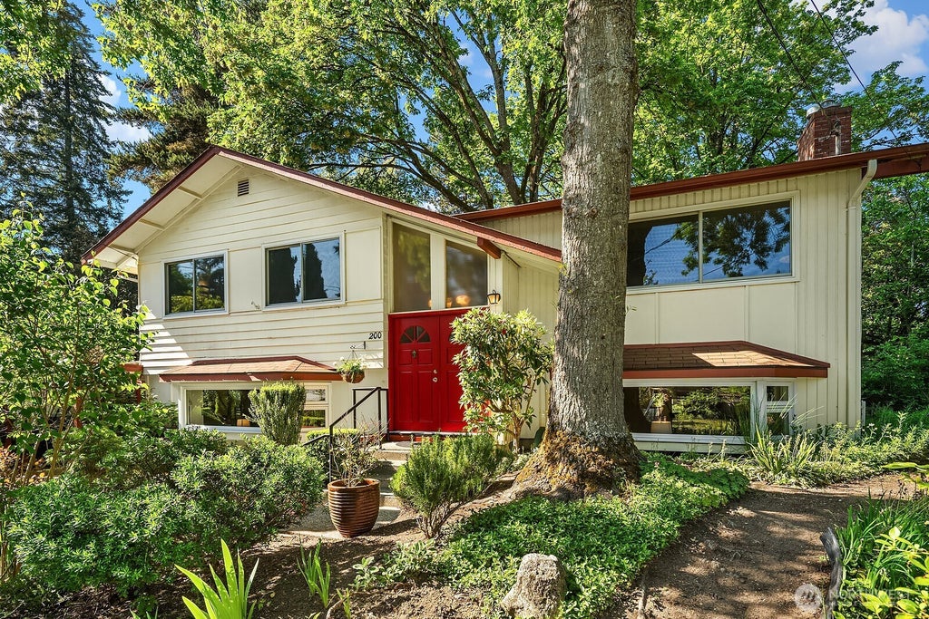 Photo of 200 154th Place SE, Bellevue, WA 98007 (MLS # 2590339)