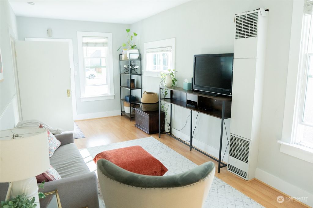 Photo of 1822 Lombard Avenue, Everett, WA 98201 (MLS # 2294943)