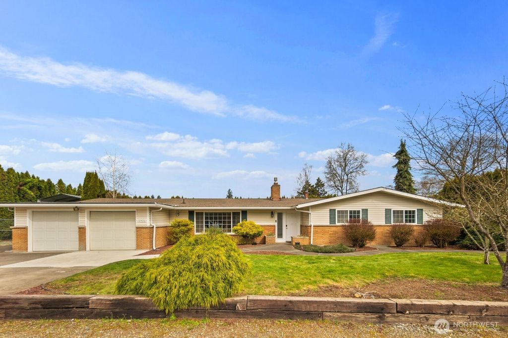 Photo of 10400 SE 194th Place, Renton, WA 98055 (MLS # 2497320)