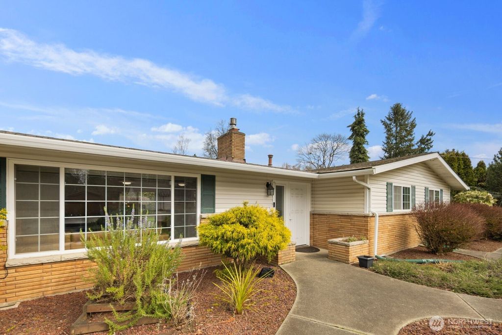 Photo of 10400 SE 194th Place, Renton, WA 98055 (MLS # 2497320)