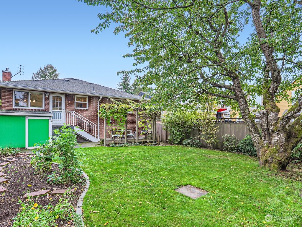 Photo of 6543 25th Avenue NE, Seattle, WA 98115 (MLS # 2148044)