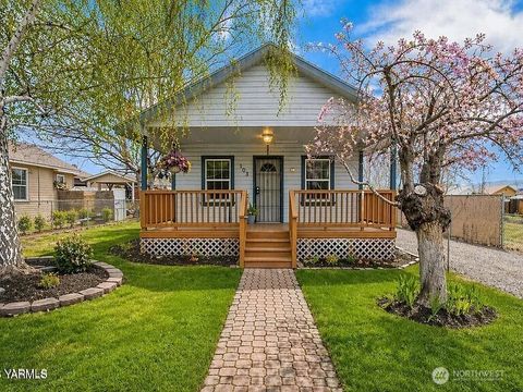 Photo of 103 E Bartlett Avenue, Selah, WA 98942 (MLS # 2549496)