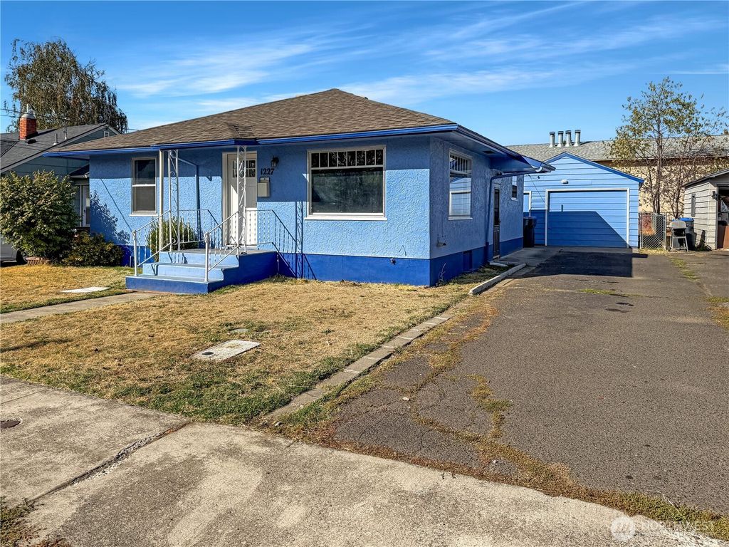 Photo of 1227 Francis Avenue, Walla Walla, WA 99362 (MLS # 2443701)