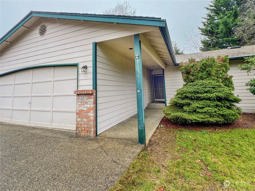 Photo of 1331 SW 350th Street, Federal Way, WA 98023 (MLS # 2316344)