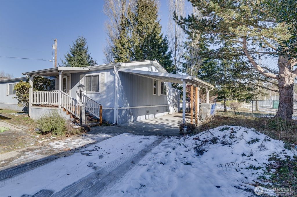 Photo of 415 Lakeview Road #K10, Lynnwood, WA 98087 (MLS # 2322245)