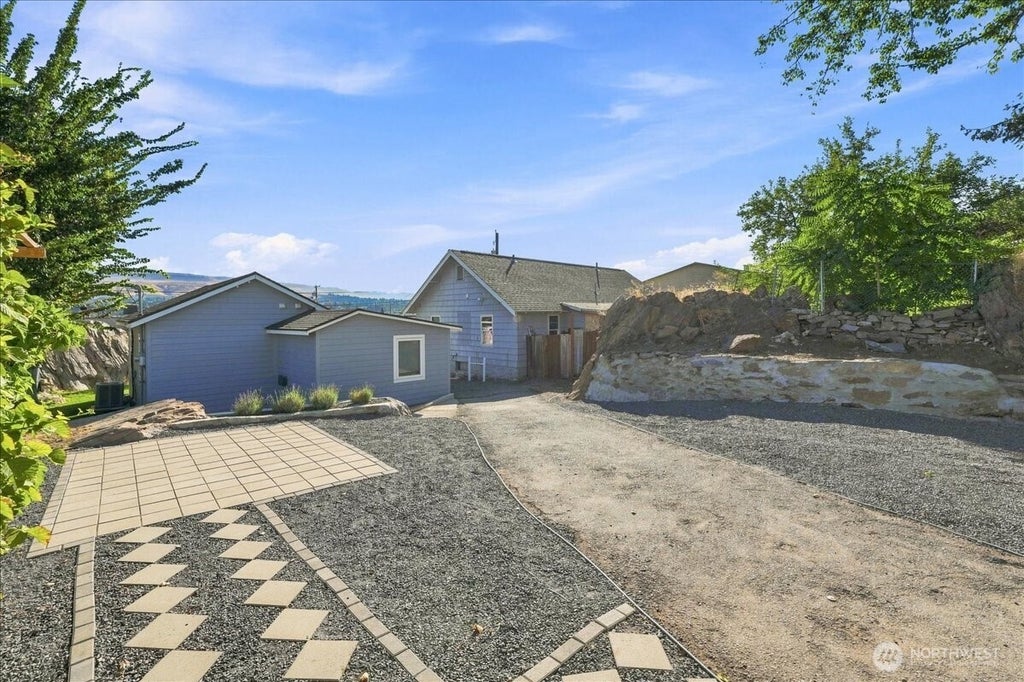 Photo of 540 S Chelan Avenue, Wenatchee, WA 98801 (MLS # 2582407)