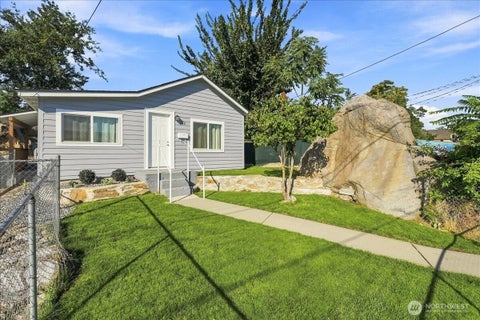 Photo of 540 S Chelan Avenue, Wenatchee, WA 98801 (MLS # 2582407)