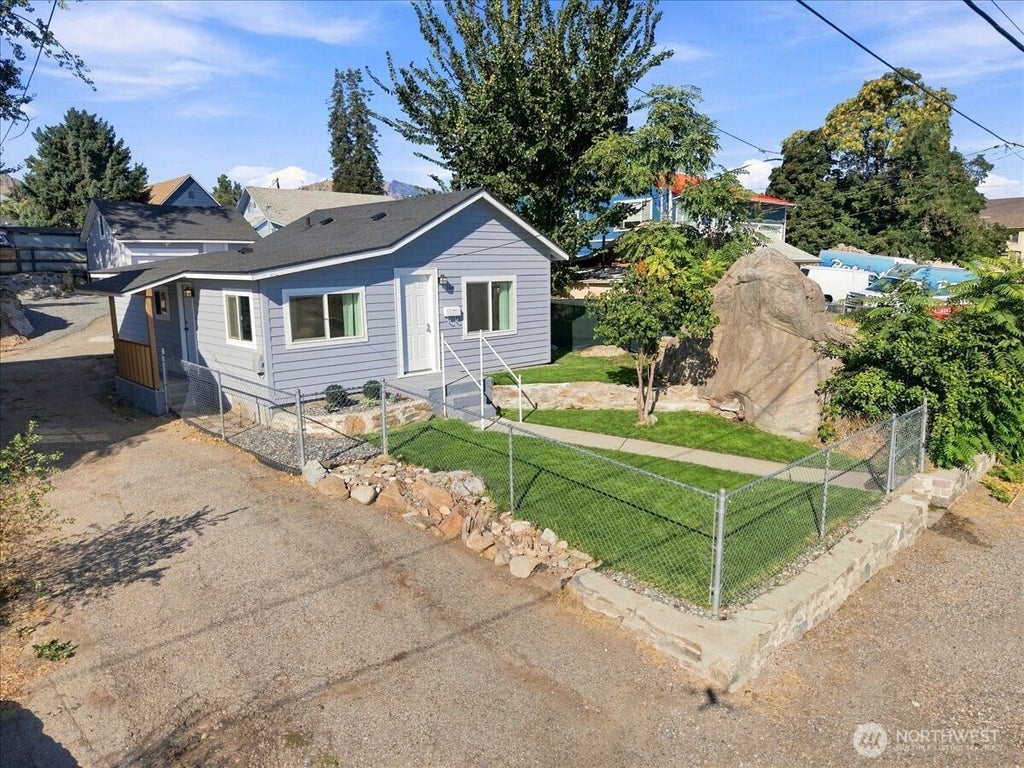 Photo of 540 S Chelan Avenue, Wenatchee, WA 98801 (MLS # 2582407)