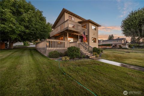 Photo of 2111 W Terrace Avenue, Chelan, WA 98816 (MLS # 2548233)