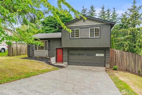 Photo of 109 Rollingwood Drive, Kelso, WA 98626 (MLS # 2535042)