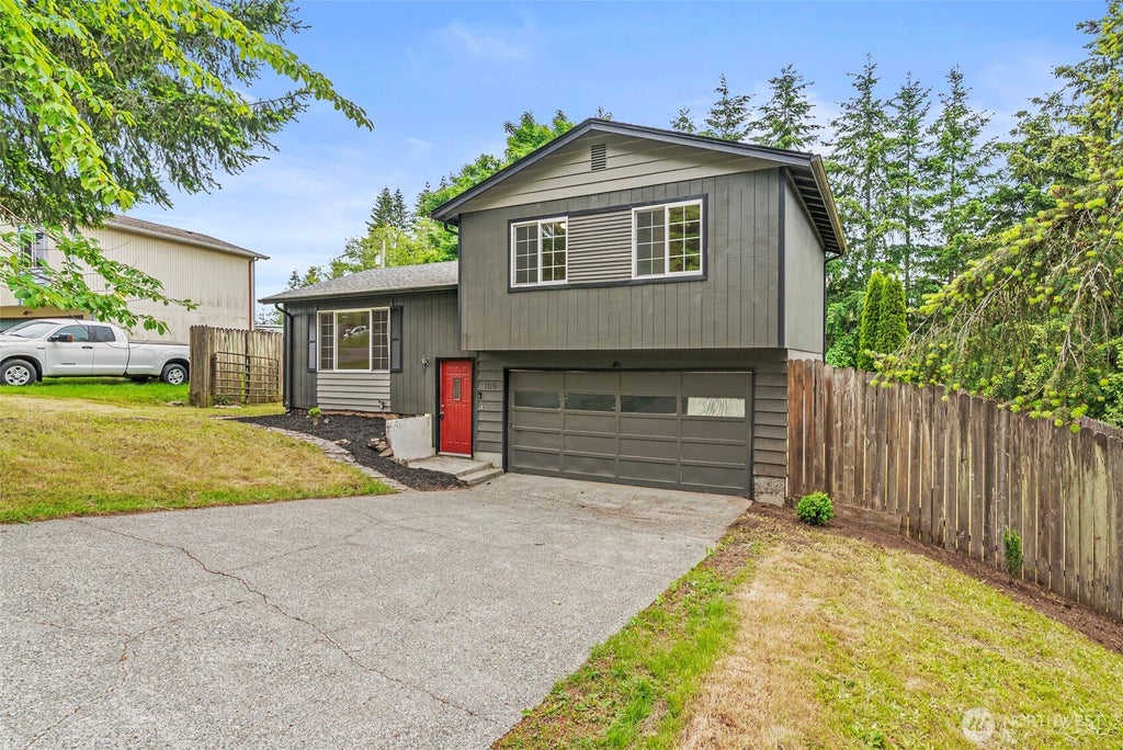 Photo of 109 Rollingwood Drive, Kelso, WA 98626 (MLS # 2535042)