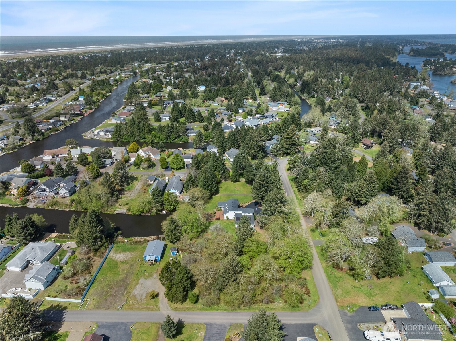 647 Skamokawa Court SE
