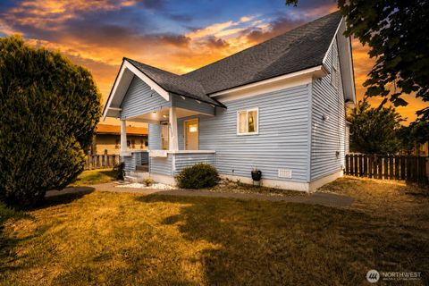 Photo of 811 Cascade Street, Wenatchee, WA 98801 (MLS # 2524409)