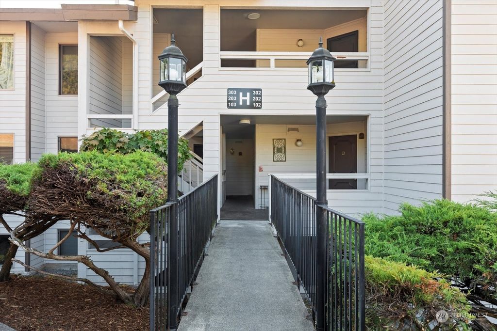 Photo of 23405 Lakeview Drive #H203, Mountlake Terrace, WA 98043 (MLS # 2160764)