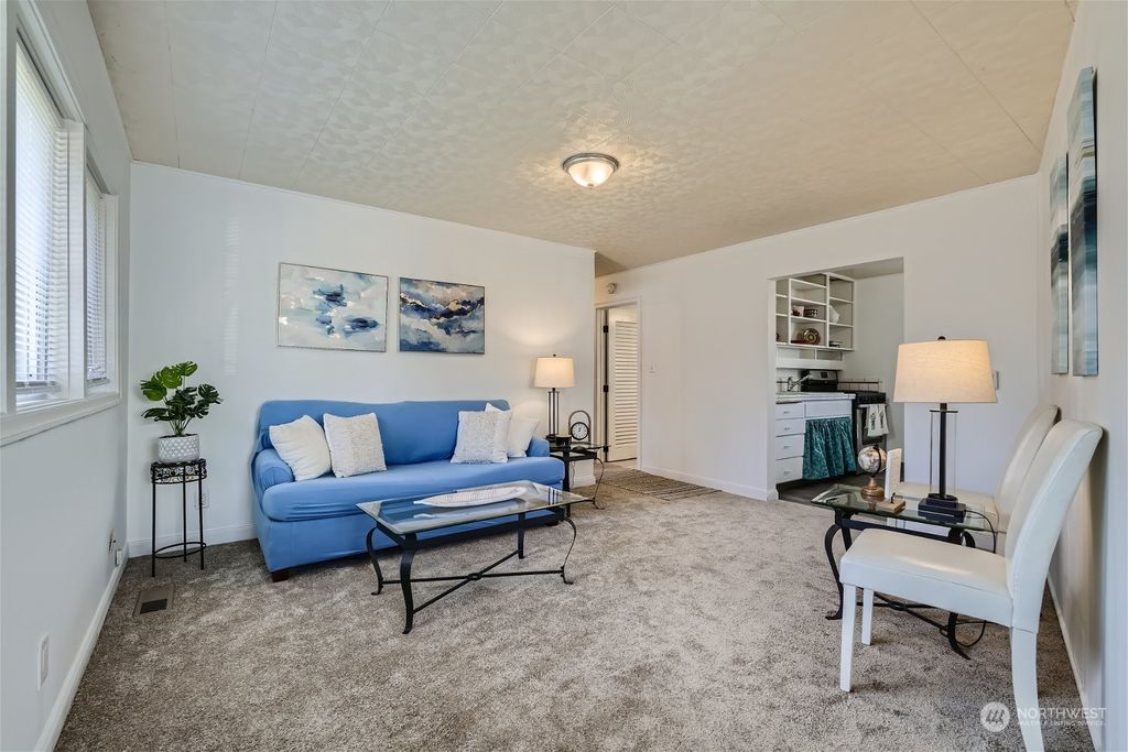 Photo of 675 Edmonds Avenue NE, Renton, WA 98056 (MLS # 2216339)