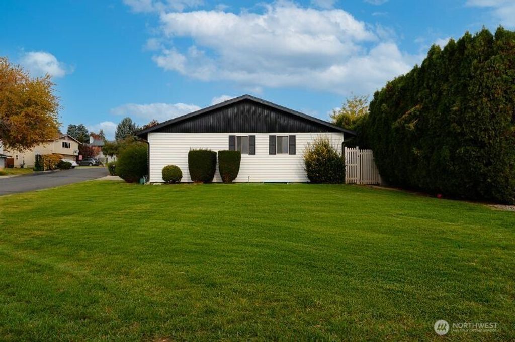 Photo of 305 N 50th Avenue, Yakima, WA 98908 (MLS # 2451151)