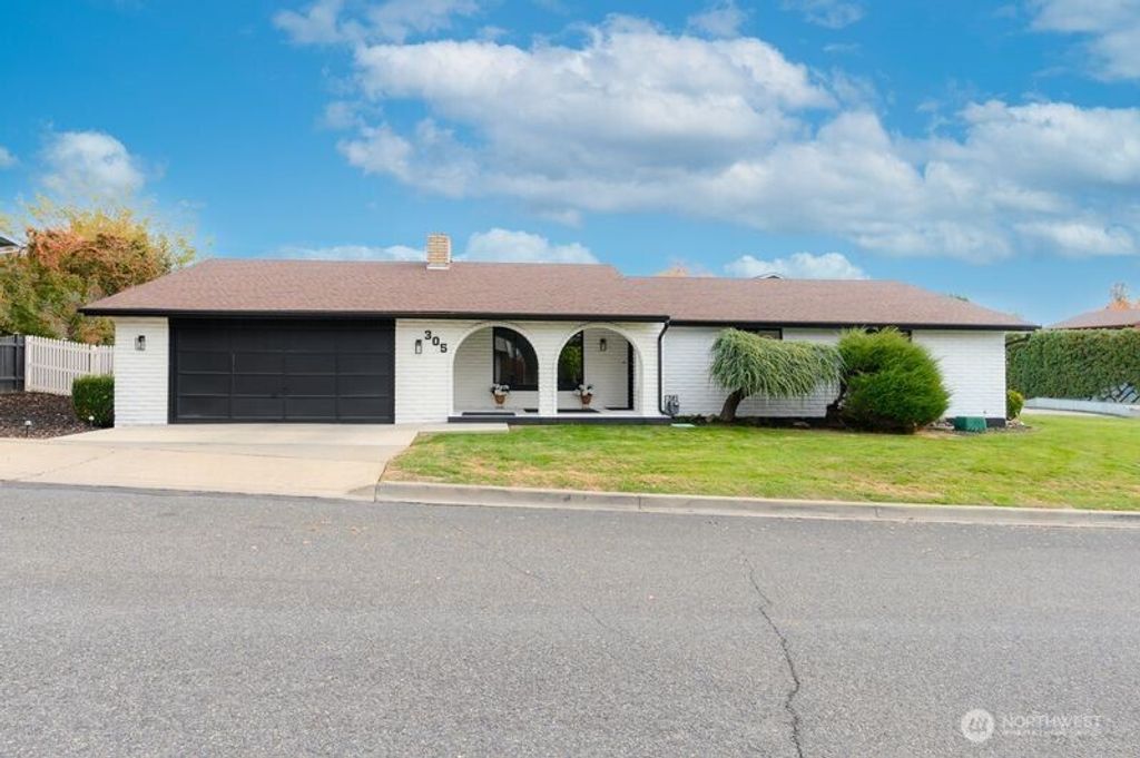 Photo of 305 N 50th Avenue, Yakima, WA 98908 (MLS # 2451151)