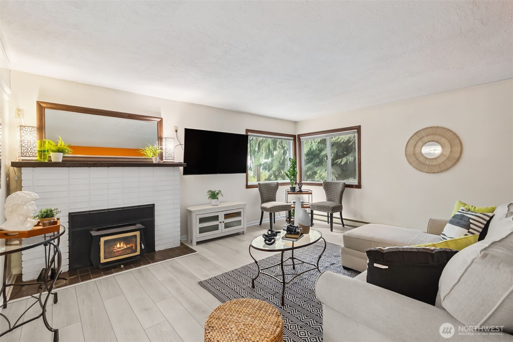 1347 N Pear Street NE