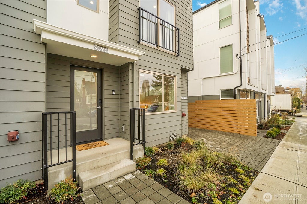Photo of 939 NW 56th Street #B, Seattle, WA 98107 (MLS # 2576328)
