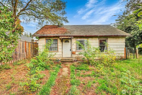 Photo of 5727 Lombard Avenue, Everett, WA 98203 (MLS # 2444087)