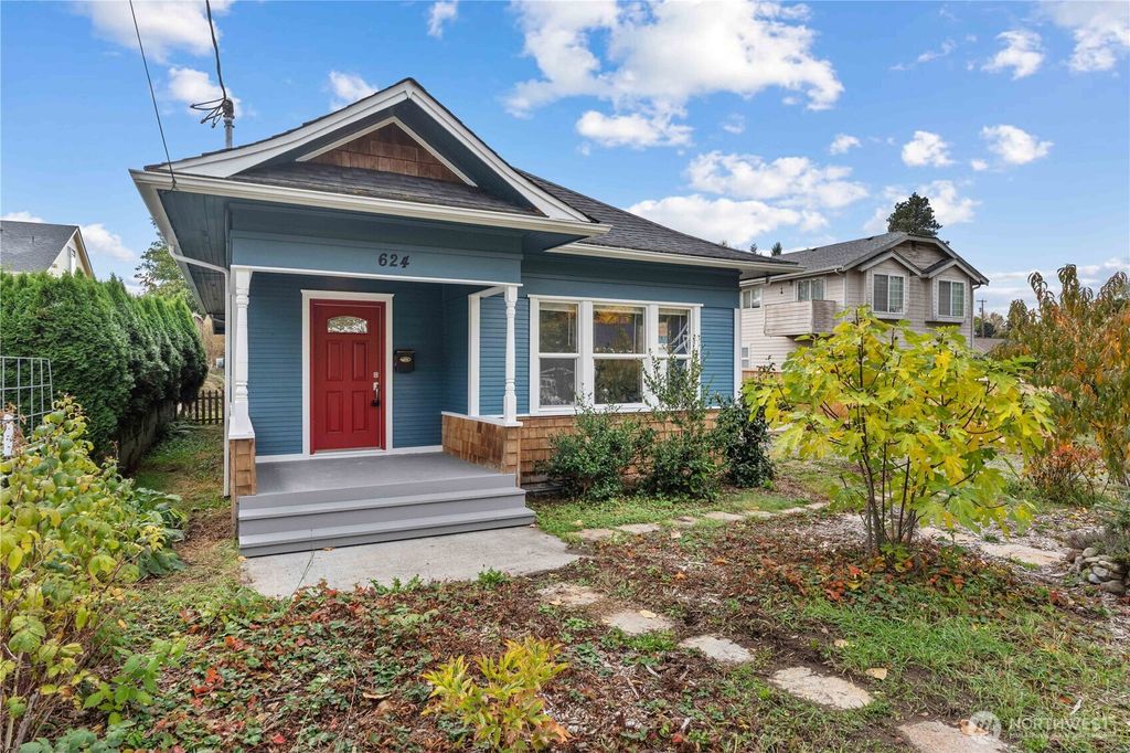 Photo of 624 W Main Street, Sumner, WA 98390 (MLS # 2447369)