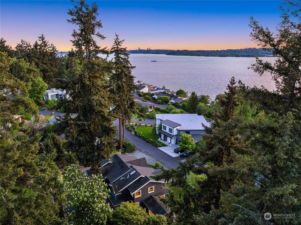 Photo of 1810 10th Place W, Kirkland, WA 98033 (MLS # 2240459)