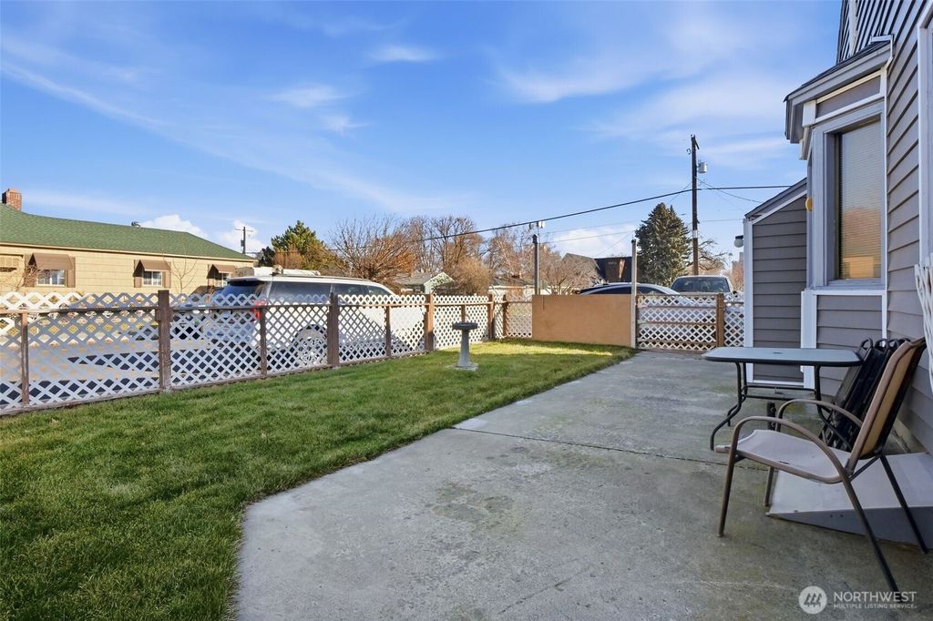 Photo of 204 E Street, Ephrata, WA 98823 (MLS # 2475020)