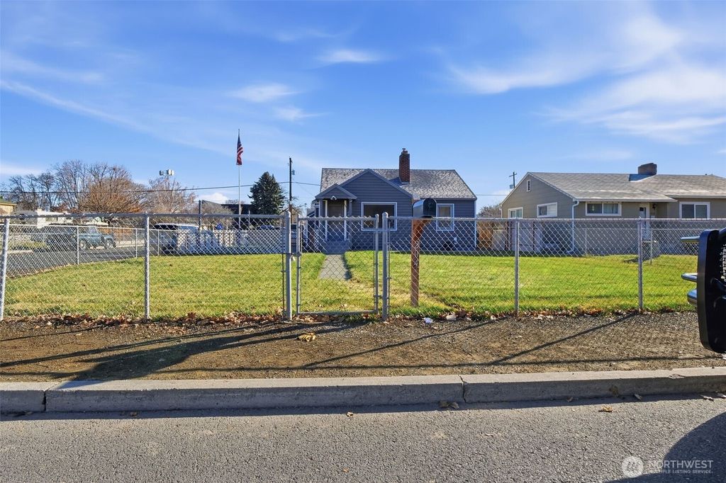 Photo of 204 E Street, Ephrata, WA 98823 (MLS # 2475020)