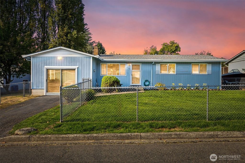 Photo of 2104 S 253rd Street, Des Moines, WA 98198 (MLS # 2428490)