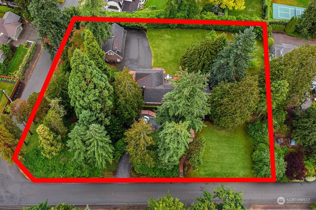 Photo of 4015 95th Avenue NE, Yarrow Point, WA 98004 (MLS # 2138627)