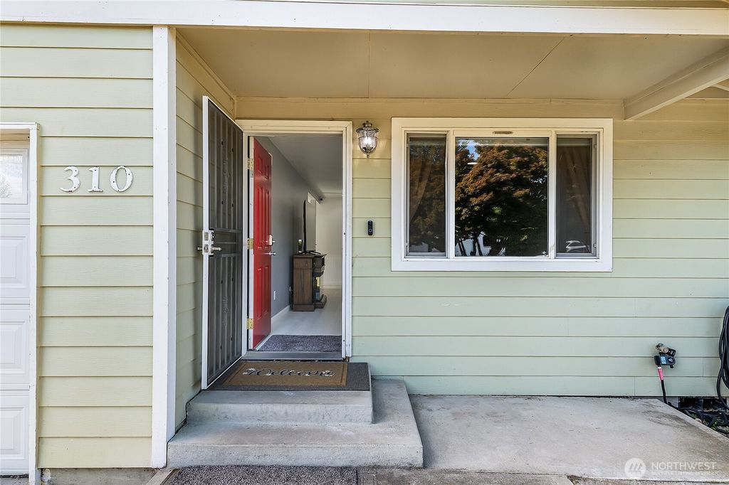 Photo of 310 Johnson Street, Enumclaw, WA 98022 (MLS # 2443122)
