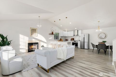 Photo of 6922 128th Pl SE Pl, Bellevue, WA 98006 (MLS # 2477297)