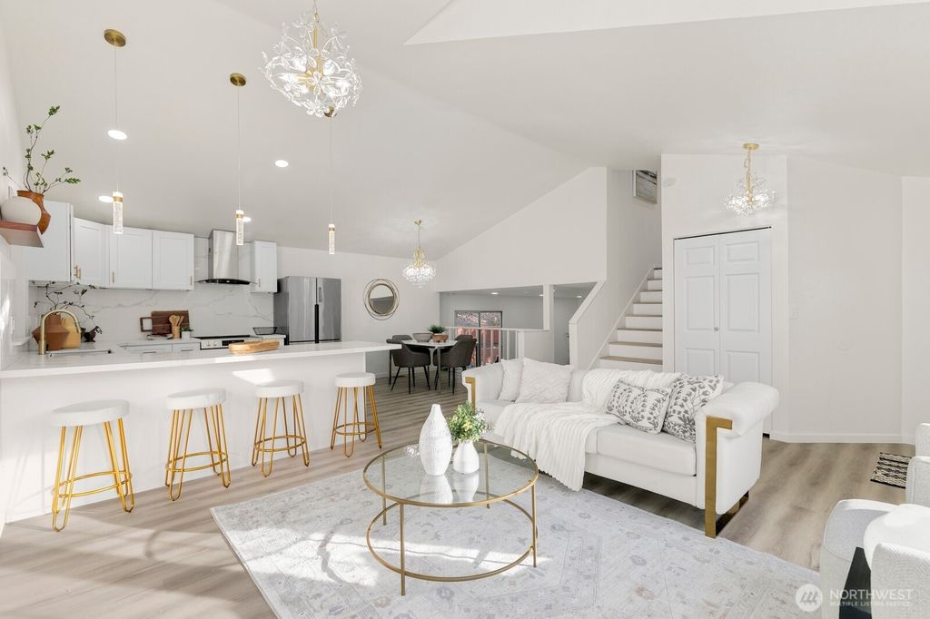 Photo of 6922 128th Pl SE Pl, Bellevue, WA 98006 (MLS # 2477297)